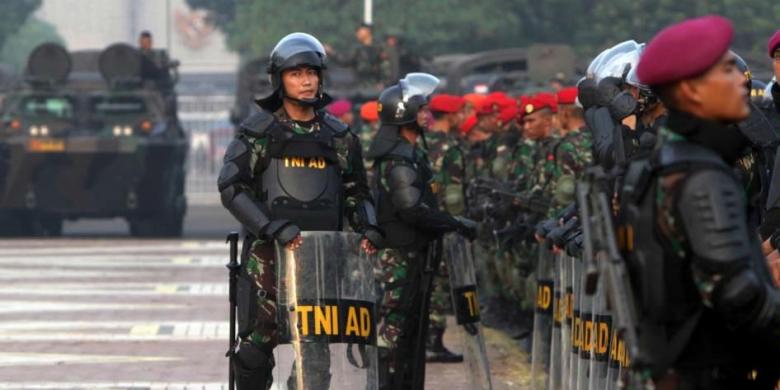  Indonesia  s National  Police  TNI win praise for peaceful 
